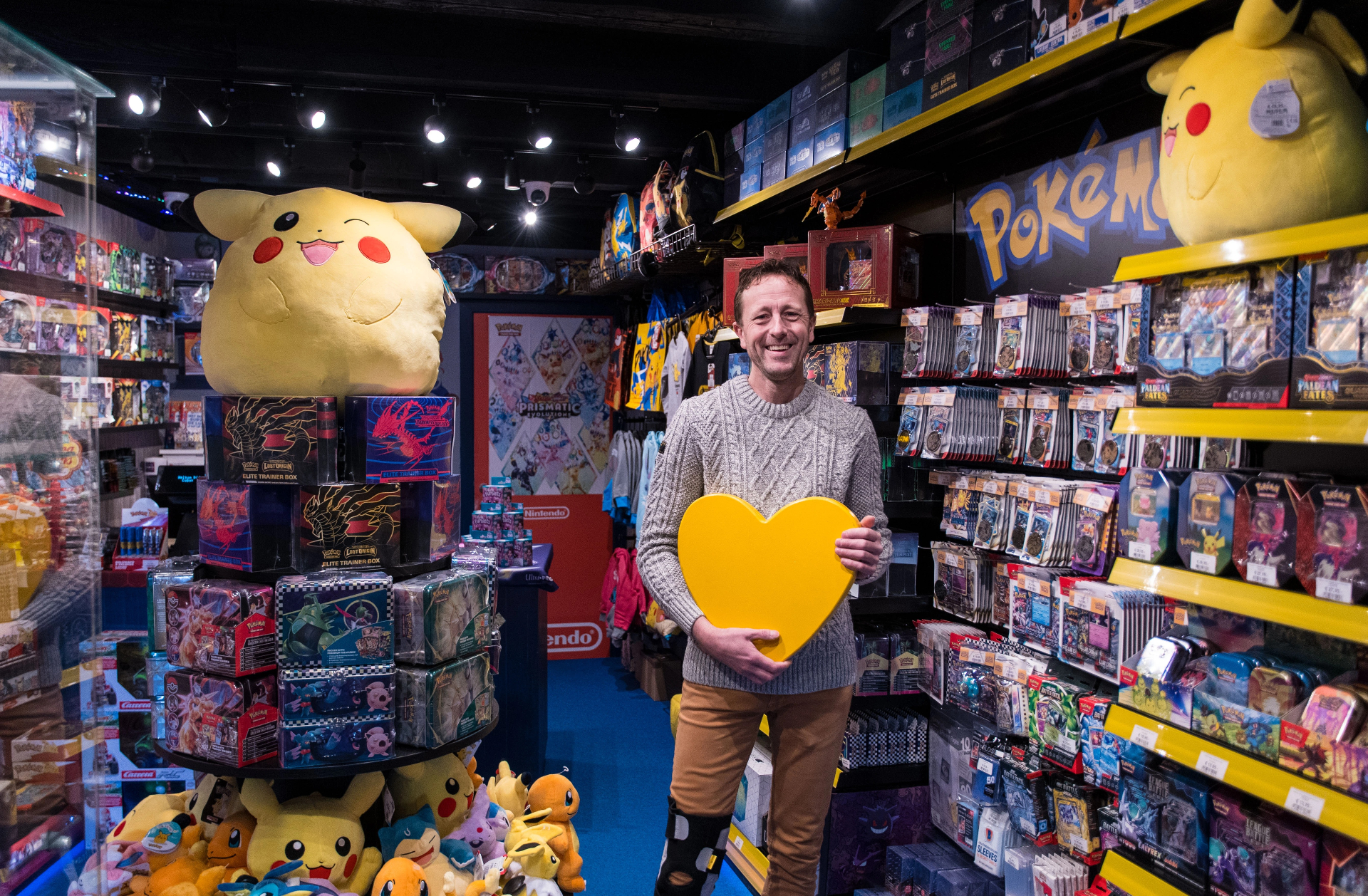 Eric, eigenaar van Totemo.nl, tussen de trading cards en collectibles